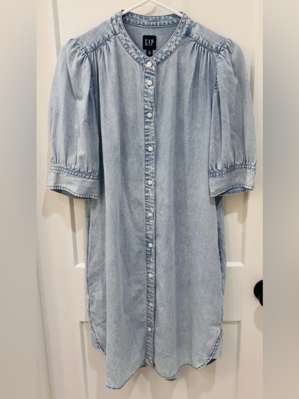 Gap Denim Puff Sleeve Button-Up Dress. Size Medium and in mint condition